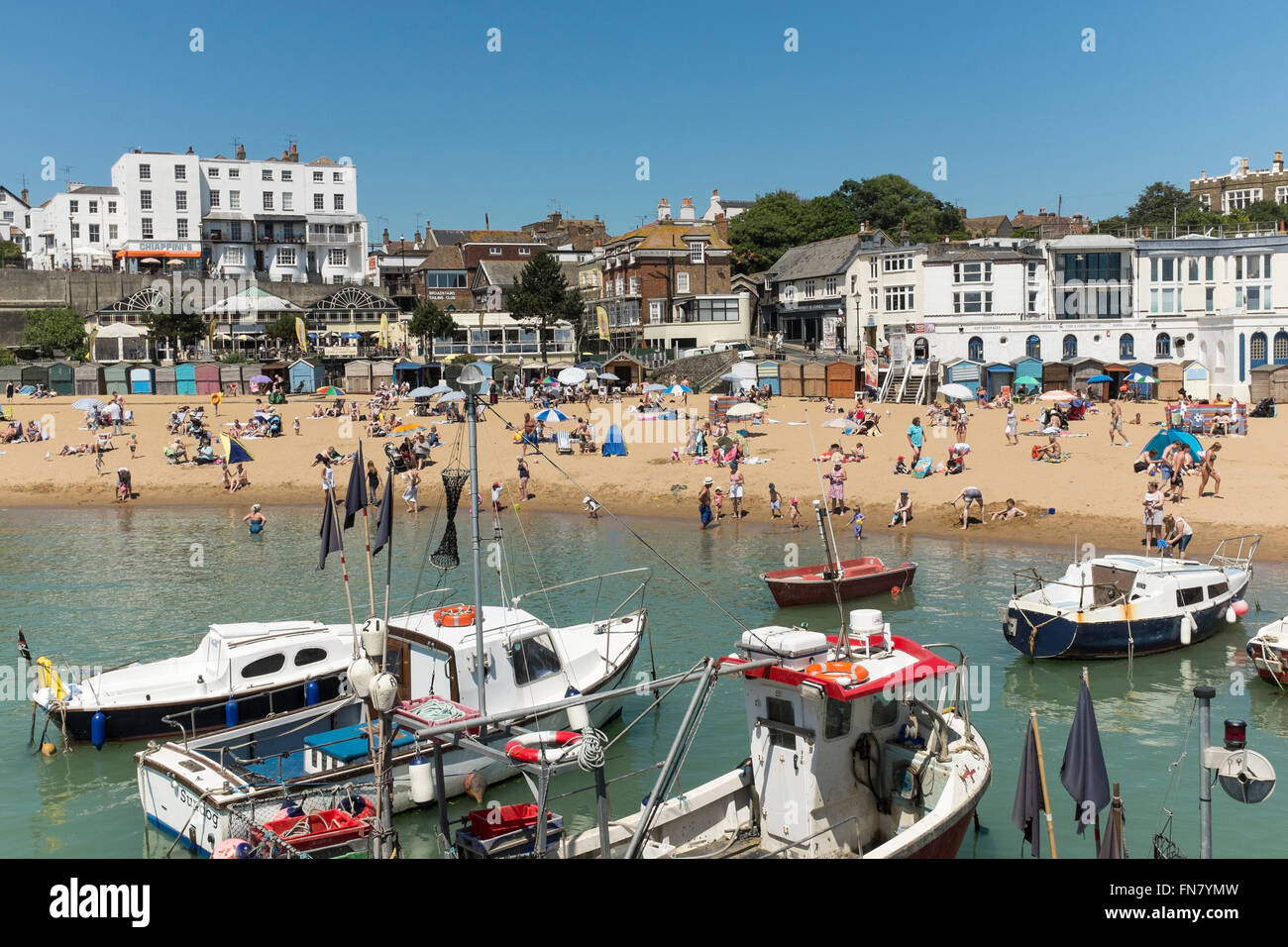 Sonnenbaden am Sandstrand in Broadstairs, Kent, UK Stockfoto