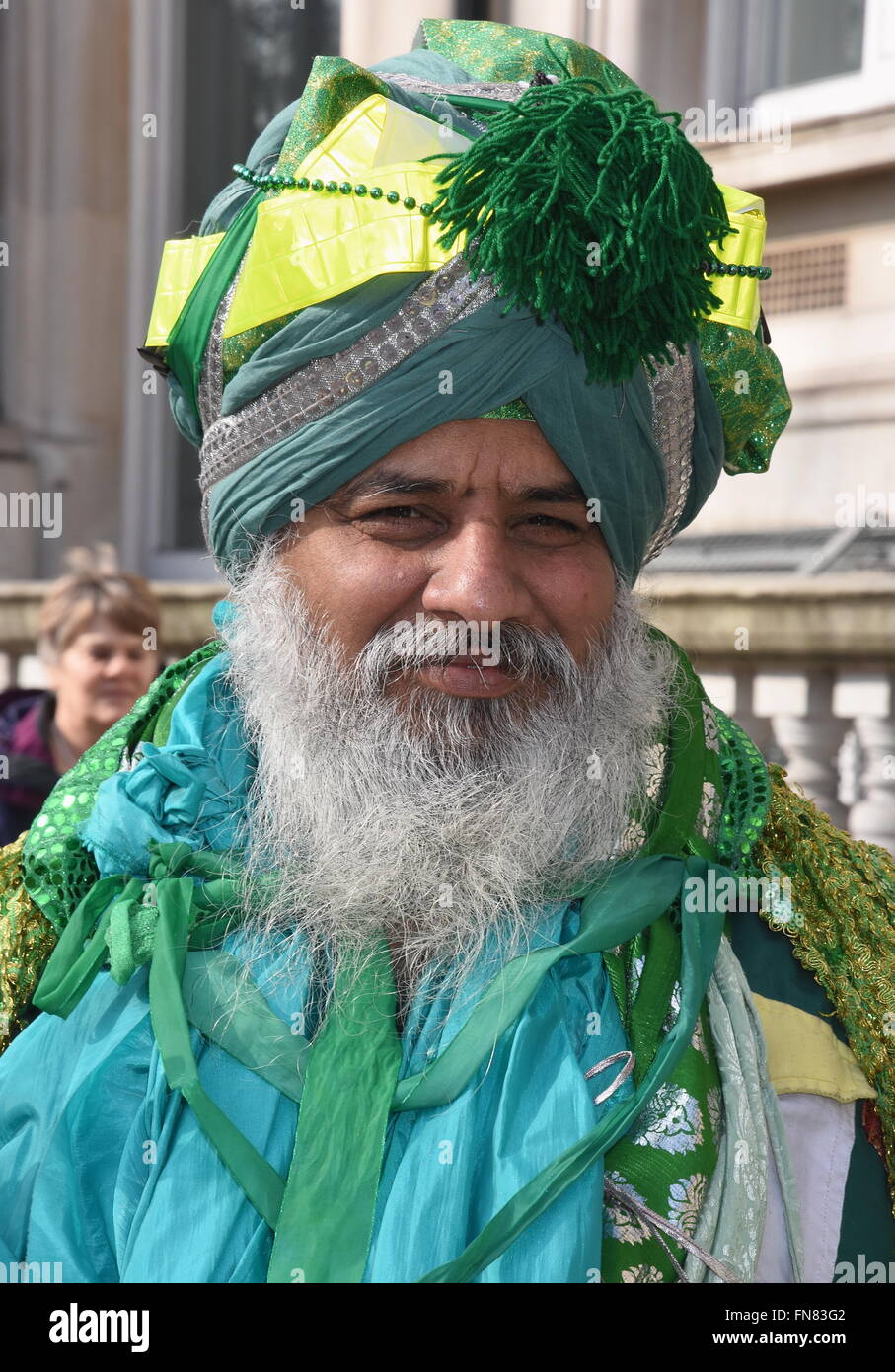 Porträt des Mannes mit Turban, St. Patricks Day Parade, Piccadilly, London UK Stockfoto