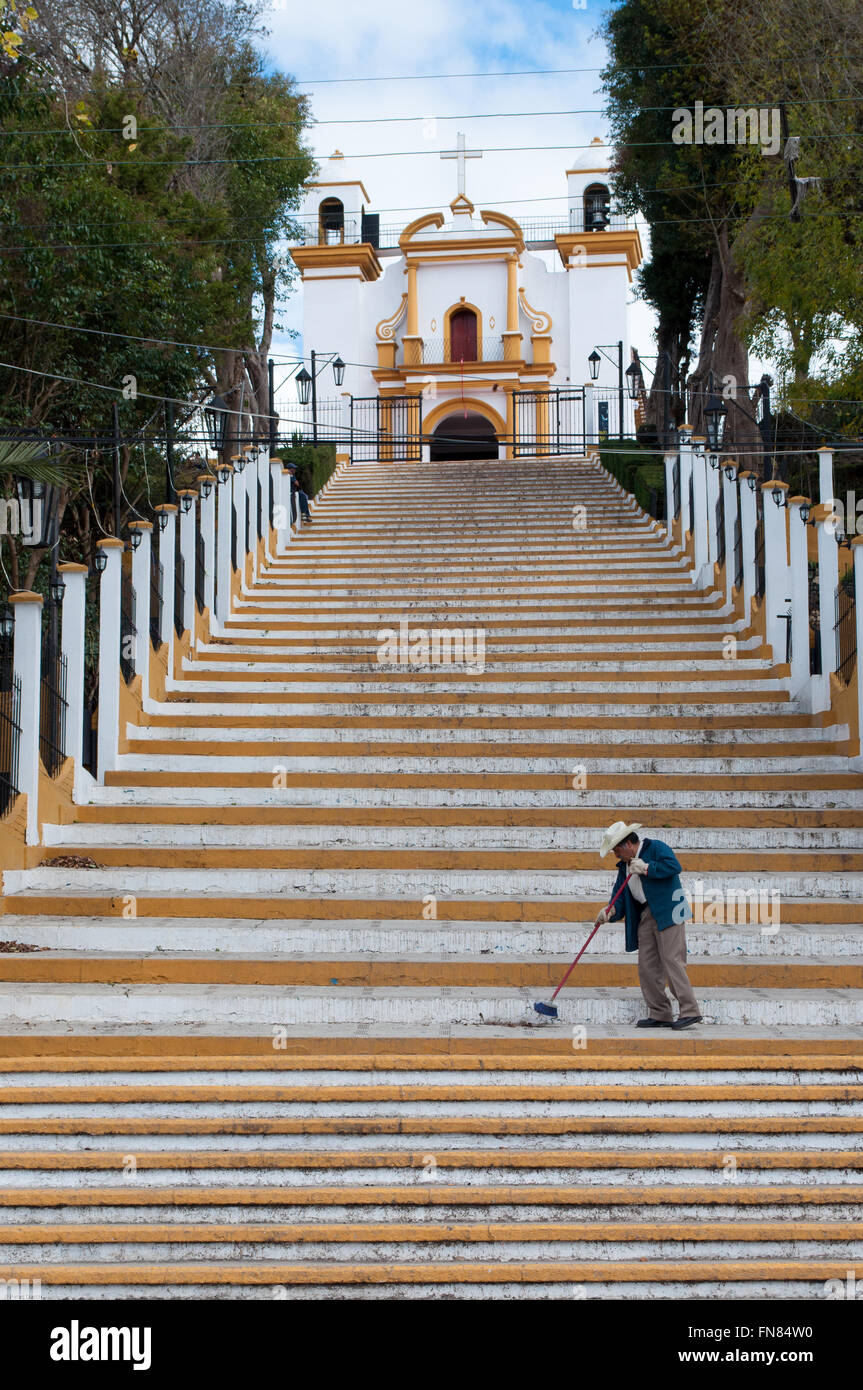 Ein Mann fegt die Schritte einer Kirche in San Cristobal de Las Casas, Chiapas, Mexiko. Stockfoto