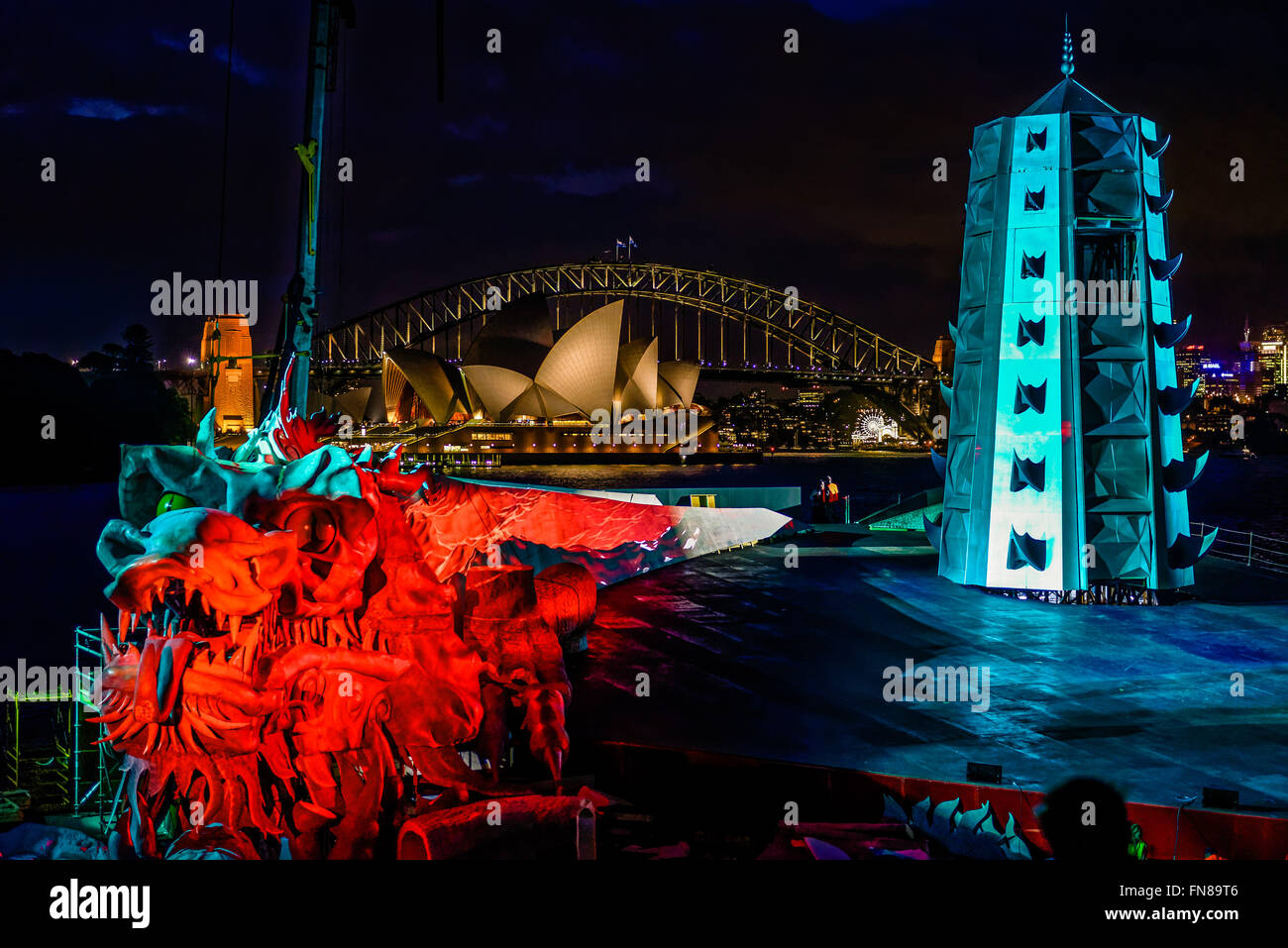 Sydney, Australien. 14. März 2016. Opera Australia Vorschau "Turandot" Handa Oper Sydney Harbour mit einem riesigen 9m hohen und 60m langer Drachen und 18m hohe Pagode überragt die Bühne. Chinesische Regisseur Chen Shi-Zheng "Turandot" läuft vom 24. März bis 24. April Frau Macquaries Point im Hafen von Sydney mit. © Hugh Peterswald/Pacific Press/Alamy Live-Nachrichten Stockfoto