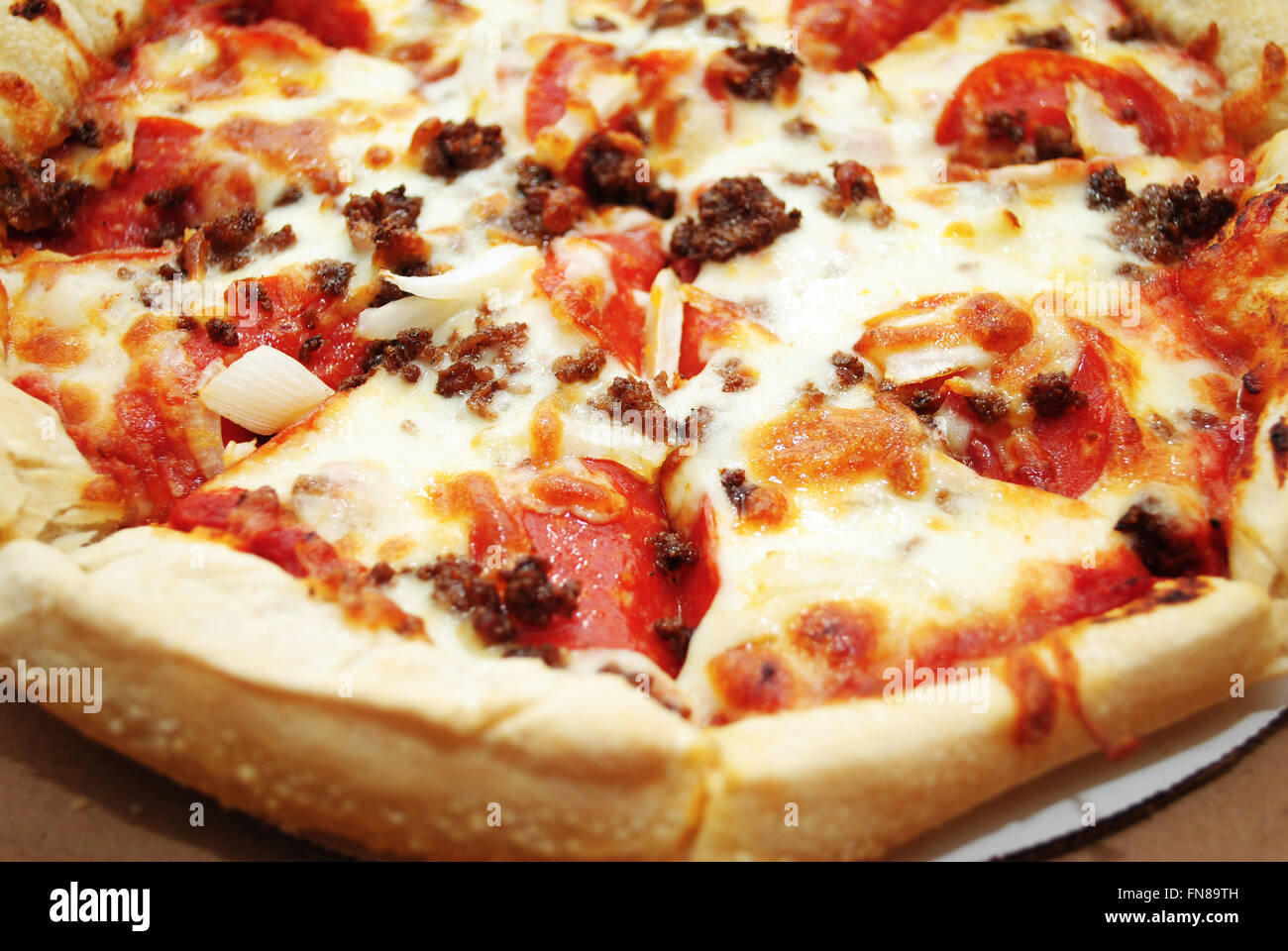 Nahaufnahme einer Salami und Wurst Pizza Stockfoto