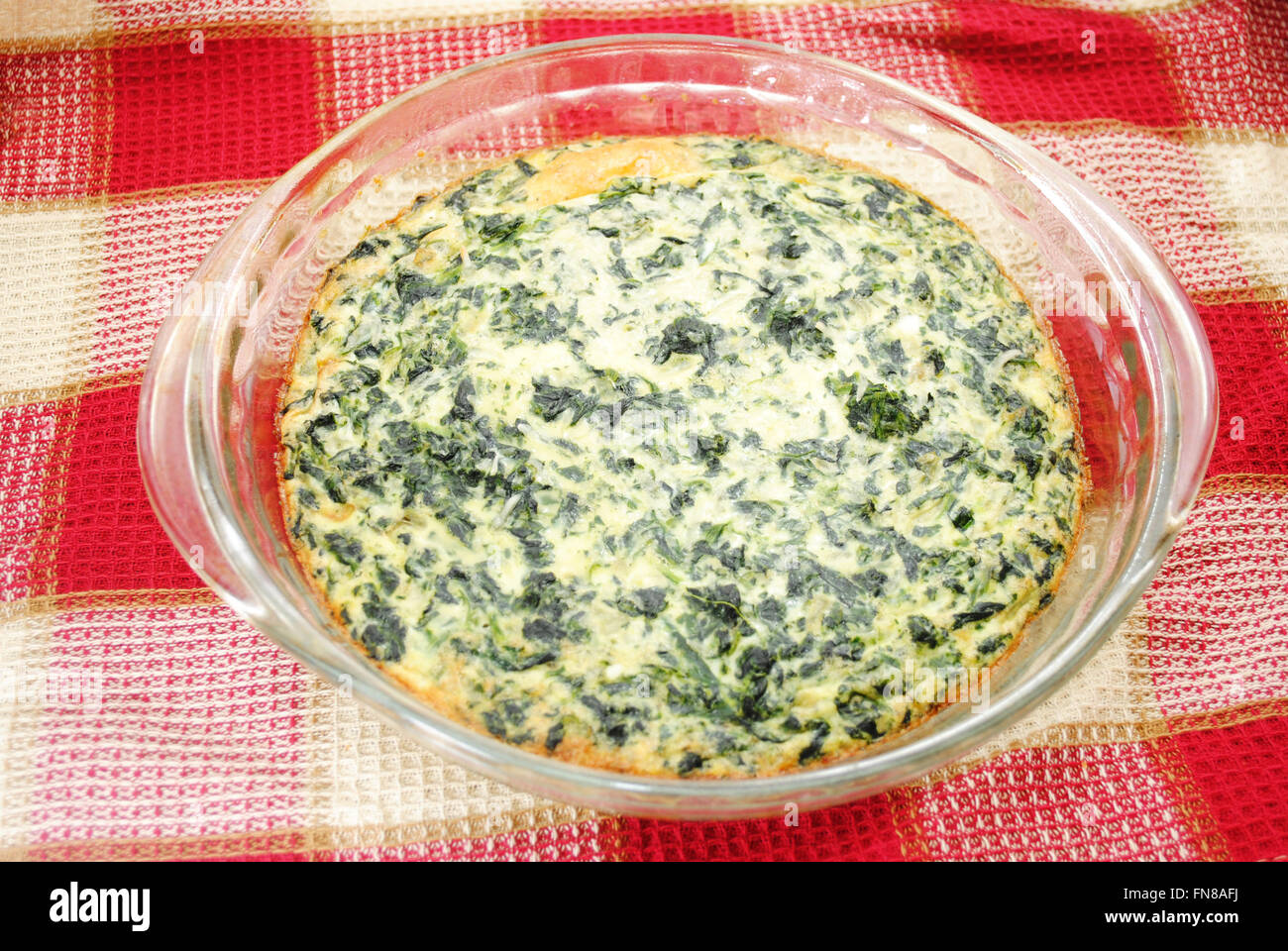 Crustless Ei Quiche mit Spinat in eine Kuchenform Stockfoto