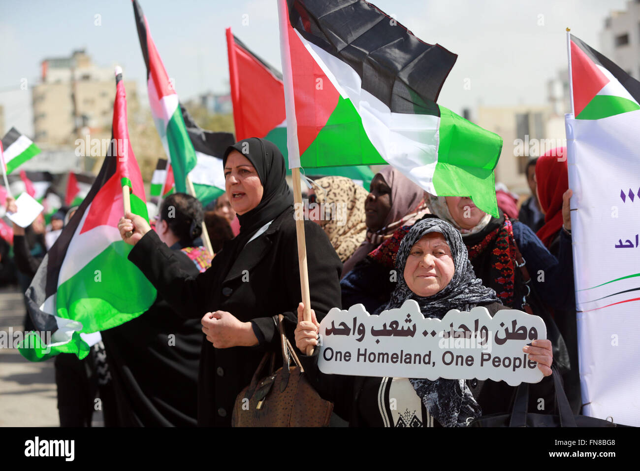 Gaza, Gaza-Stadt. 14. März 2016. Palästinensische Frauen nehmen Teil an einer Demonstration zum Ende der palästinensischen Division und die Forderung nach einer nationalen Aussöhnung vor dem Hauptquartier des palästinensischen Legislativrates, in Gaza-Stadt, am 14. März 2016. © Yasser Qudih/Xinhua/Alamy Live-Nachrichten Stockfoto