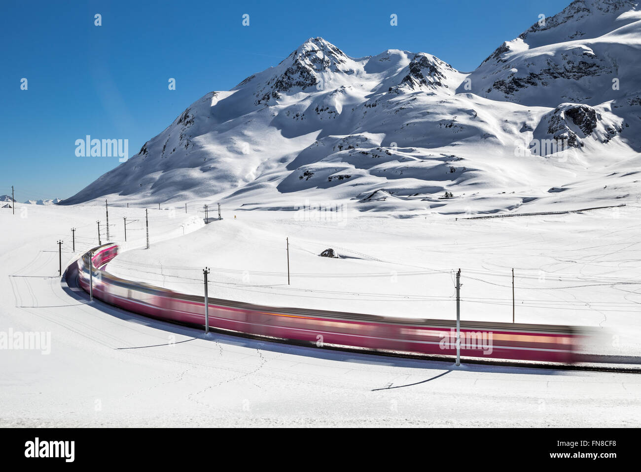 Bernina-Express-Zug, Eisenbahn zwischen Italien und der Schweiz Stockfoto