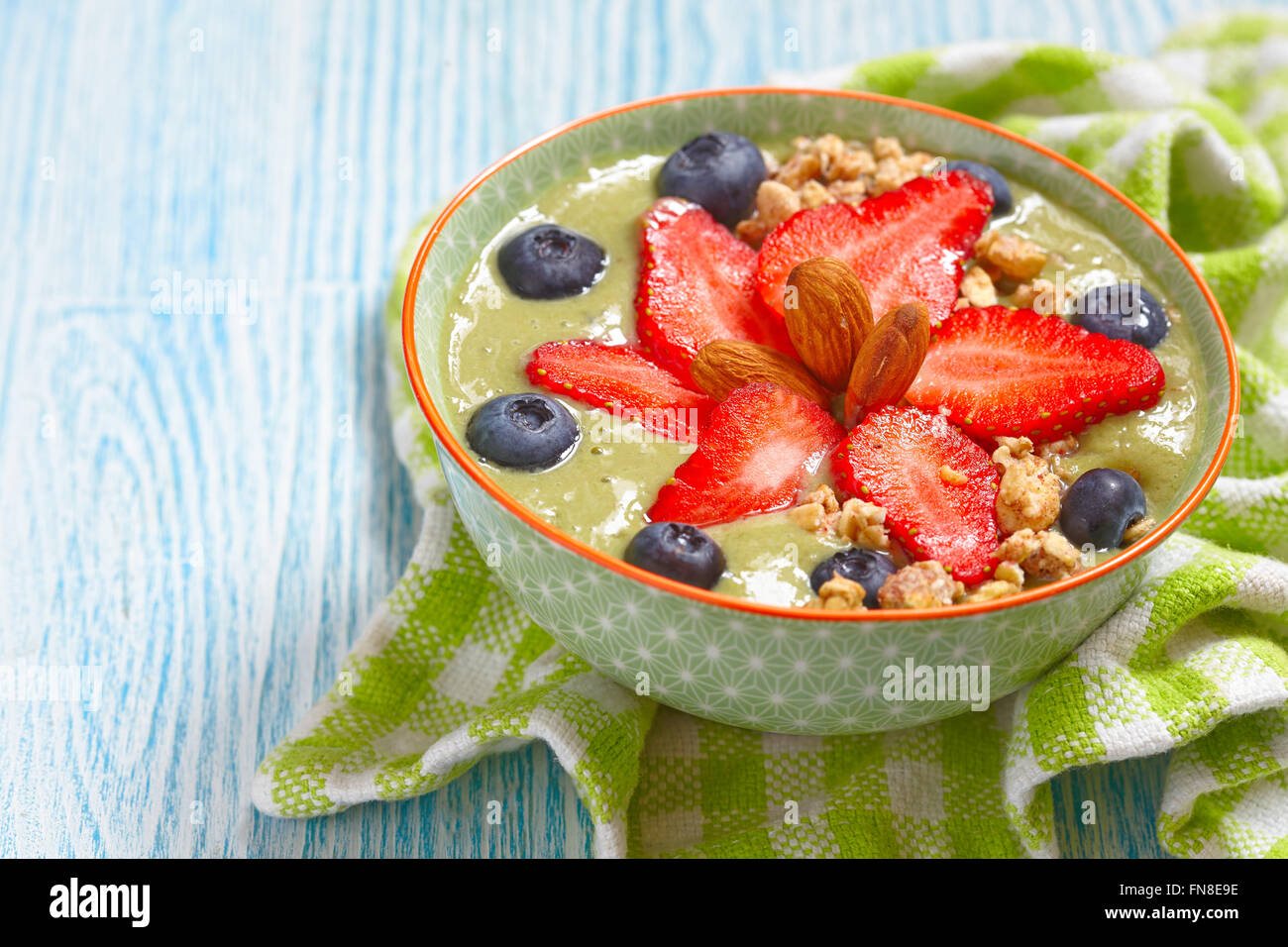 Matcha-Grüntee-Smoothie in eine Schüssel geben Stockfoto