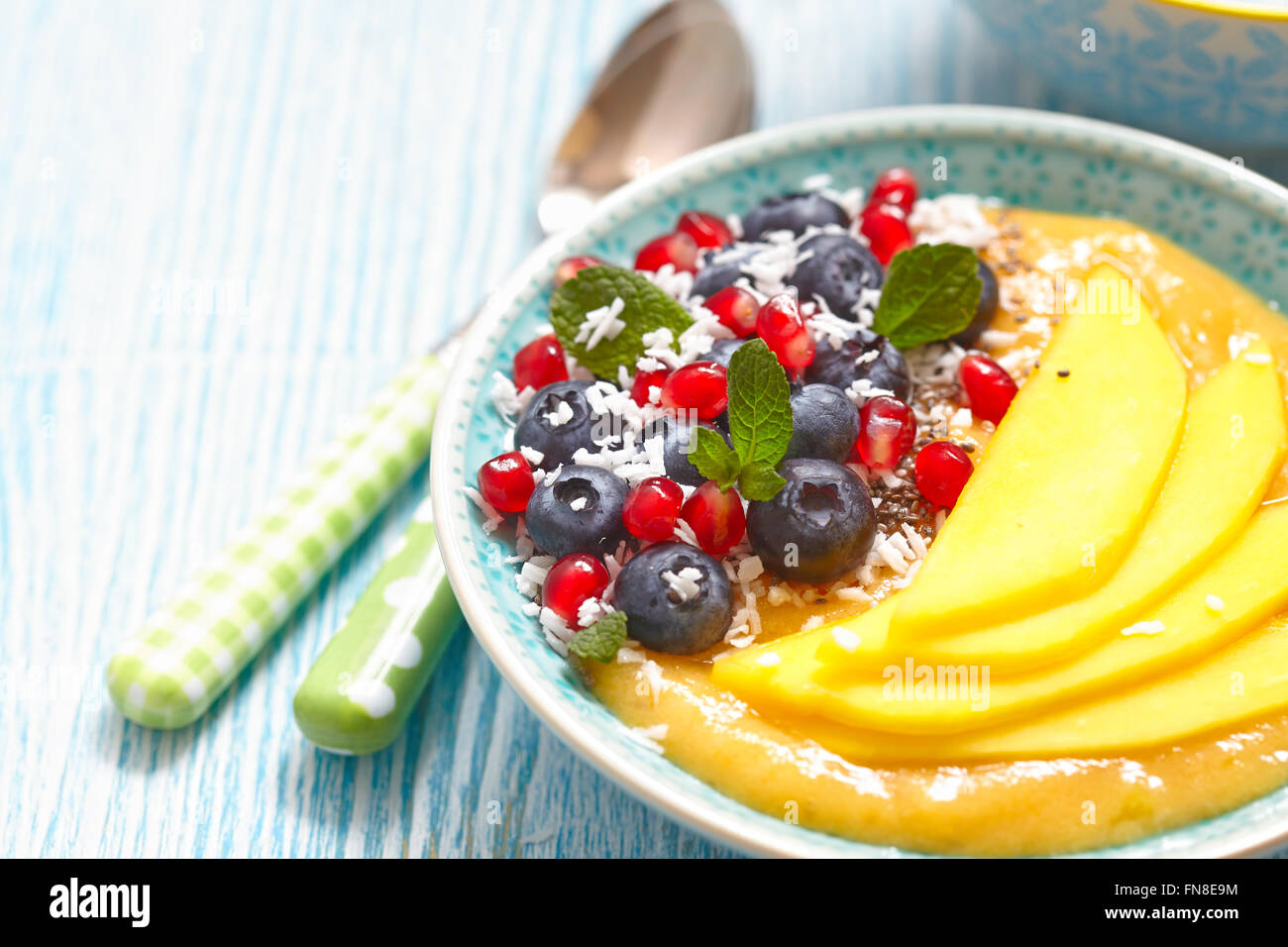 Mango Orange Banane Smoothie in eine Schüssel geben Stockfoto