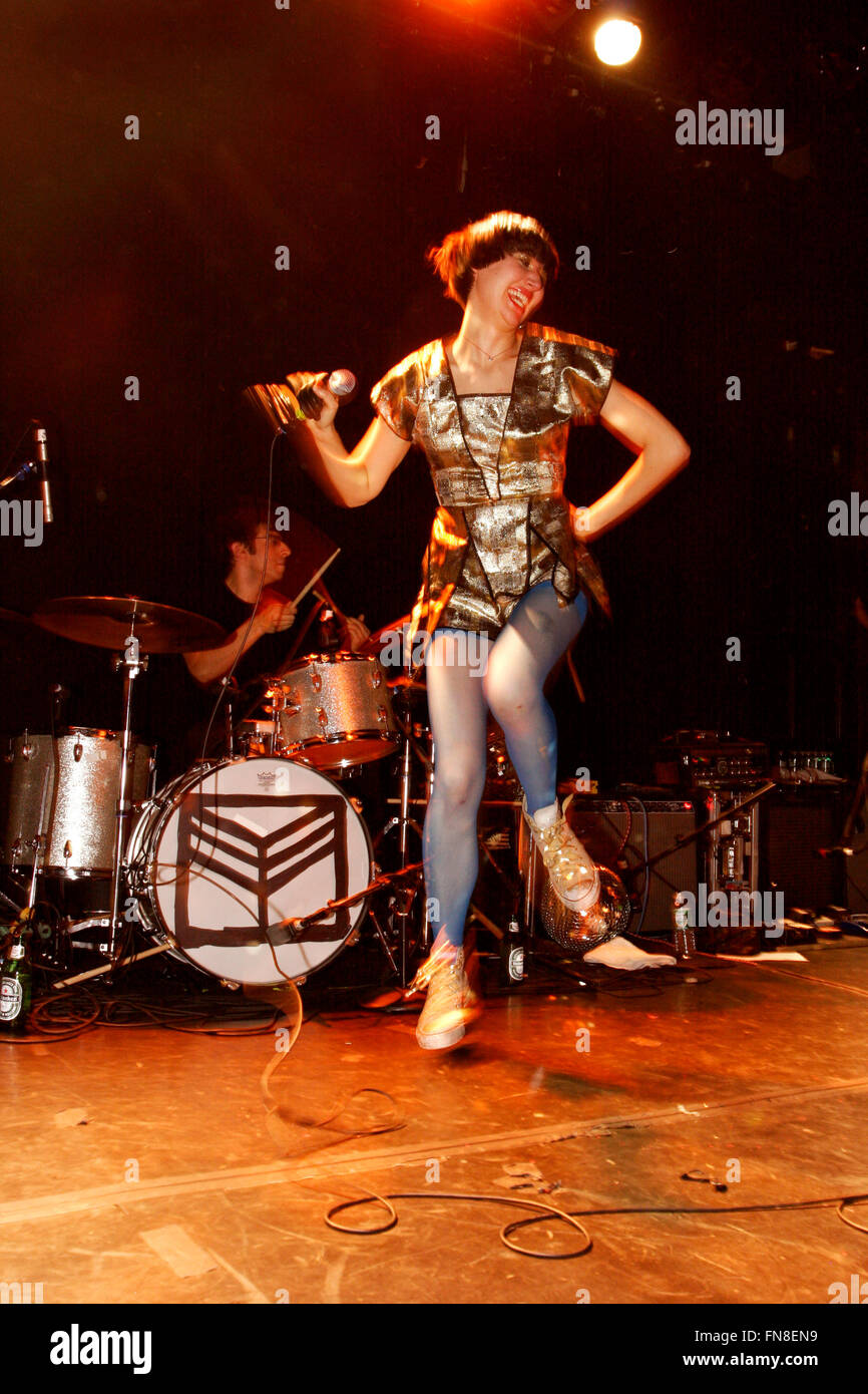 Karen O lead-Sänger in der ja ja Yeahs erklingt in der Bowery Ballroom, New York City, Vereinigte Staaten von Amerika. Stockfoto