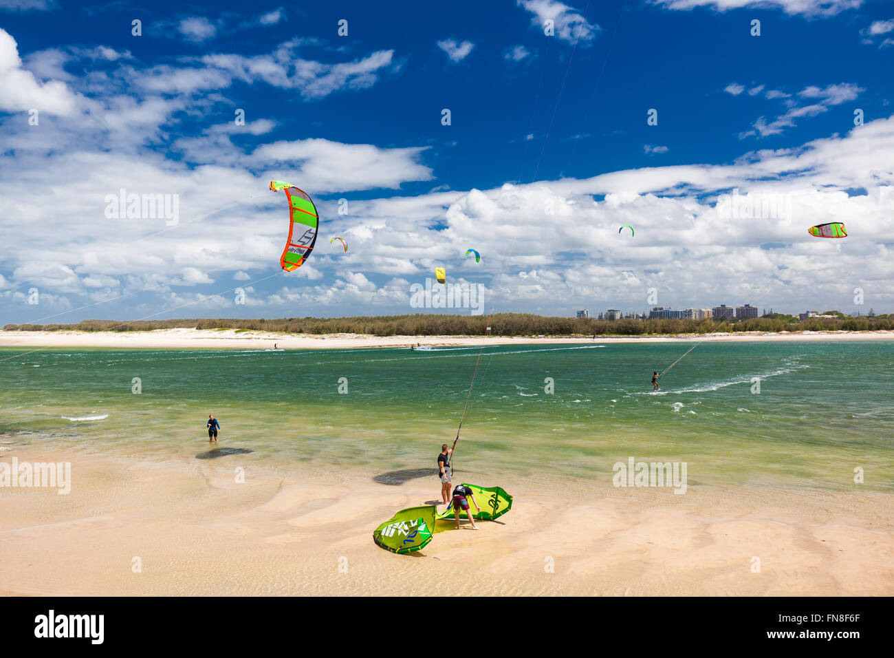 CALOUNDRA, ÖST - 22. Februar 2016: Mehrere Kite-Surfer am Bulcock Beach Caloundra, Queensland, Australien Stockfoto