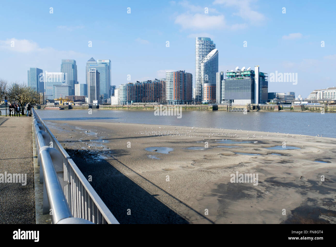 Canary Wharf und die Docklands Wohnanlagen aus Greenwich Peninsula, London, England, Großbritannien Stockfoto