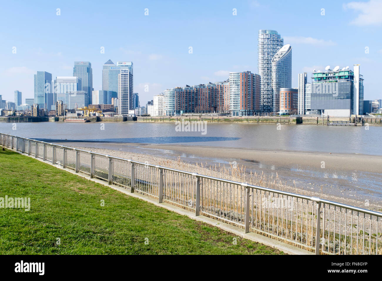 Canary Wharf und die Docklands Wohnanlagen aus der Themse Weg, Greenwich Peninsula, London, England, UK Stockfoto