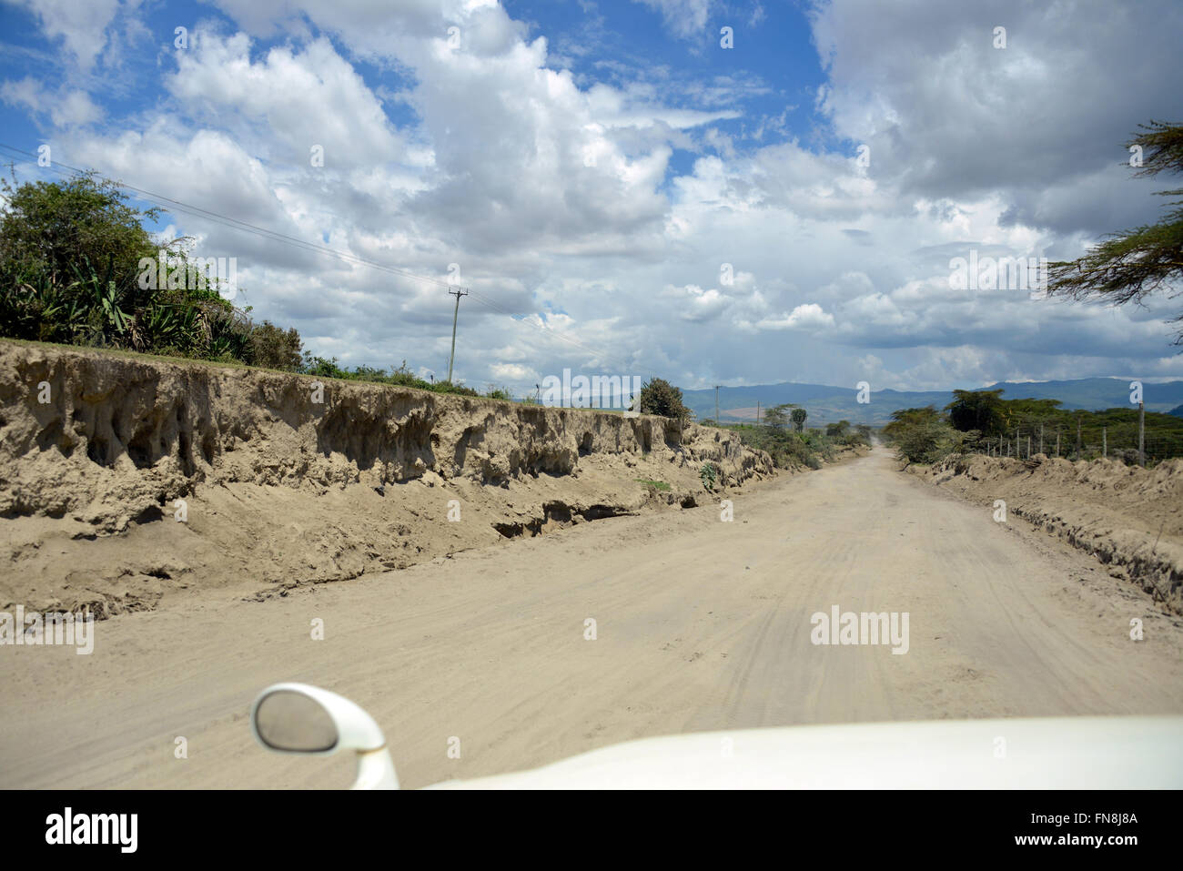 Afrika: Kenia: der Schmutz North Road des Lake Naivasha, Nakuru, mit den Ngong-Bergen im Hintergrund Stockfoto