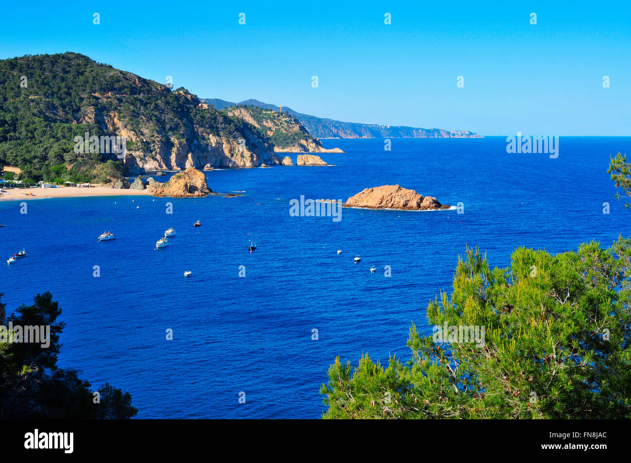 Luftbild der Küste von Tossa de Mar an der Costa Brava, Spanien, mit dem Mar Menuda Strand auf der linken Seite und der Illa Insel ich Stockfoto