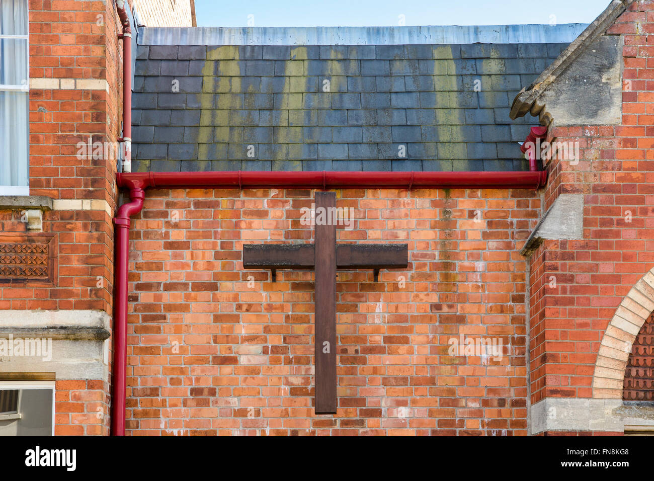 Ein hölzernes Kreuz seitlich an eine religiöse Gebäude Kirchenraum im Vereinigten Königreich. Stockfoto