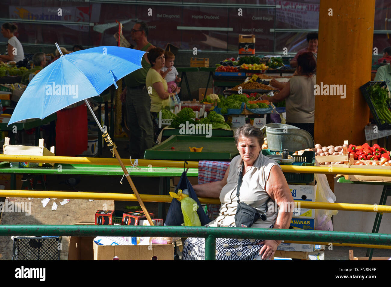 Anbieter verkaufen Produkte auf dem grünen Markt im Bereich Altstadt von Sarajevo, Bosnien und Herzegowina. Stockfoto
