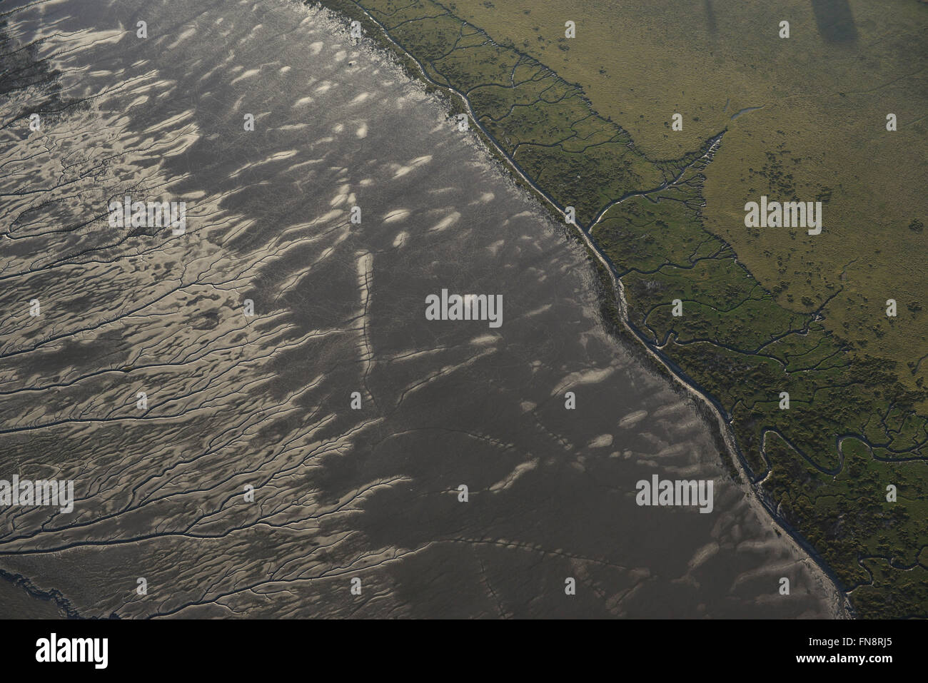 Eine Luftaufnahme der Bank of the River Mersey reflektiert eine tiefstehende Sonne Stockfoto
