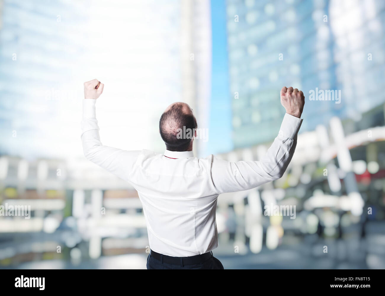 glücklicher Mensch und Gebäude-Hintergrund Stockfoto