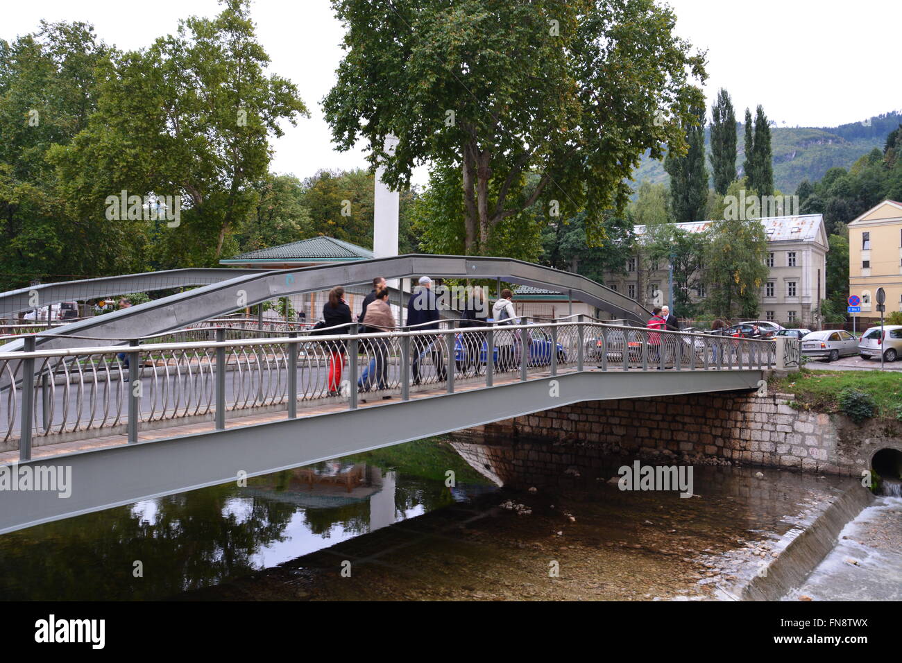 Stahlbrücke über den Fluss Miljacka, in der Nähe der Altstadt von Sarajevo, Bosnien-Herzegowina gewölbt. Stockfoto