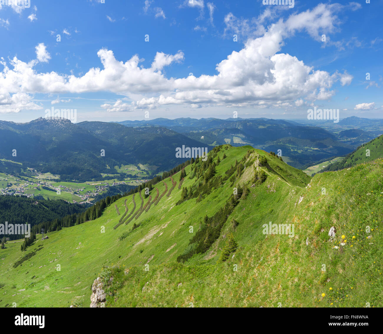 Allgäu Alpen - Blick auf das Tal in Richtung Riezlern, Kleinwalsertal auf der rechten Seite den Höhenweg über die Gehrenspitze Stockfoto