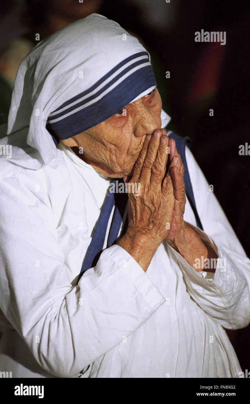 Mutter Teresa von Kalkutta im Gebet an der Marienkirche in Kolkata, Indien Stockfoto