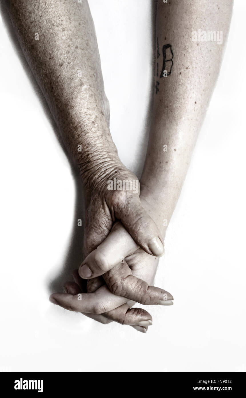 Großmutter und Enkelin, die Hand in Hand Stockfoto