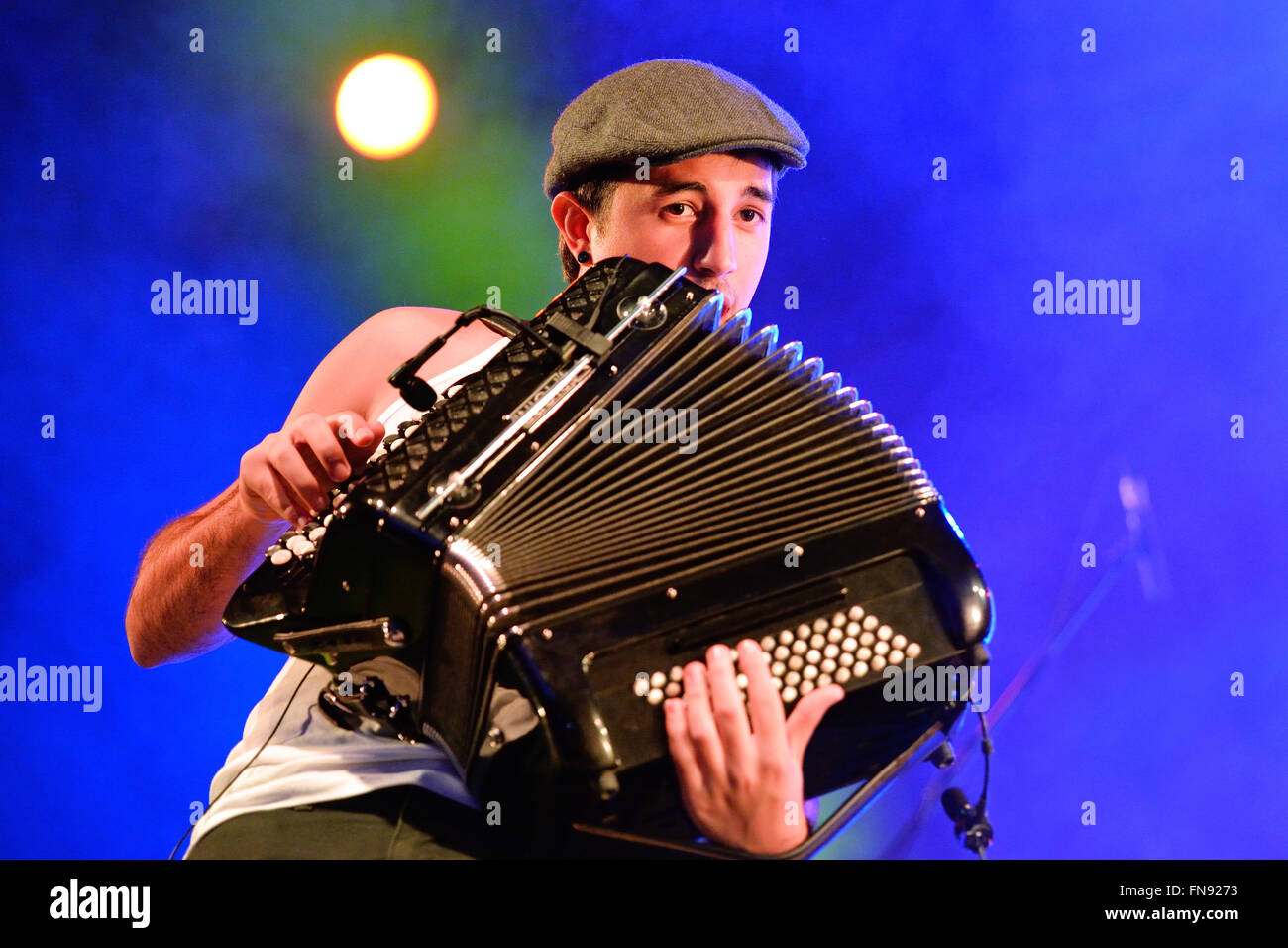 BILBAO, Spanien - NOV 01: Akkordeon-Spieler der La Moda (Band) live-Musik-Show am Bime Festival. Stockfoto