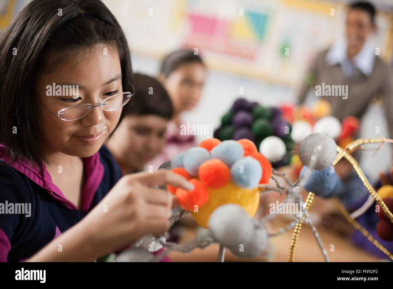 Eine Gruppe von Studenten Umgang mit runden Formen, die wissenschaftlichen Modelle, molekulare Strukturen. Stockfoto