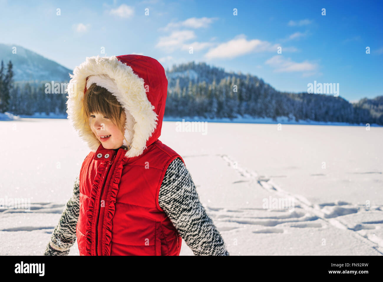 Mädchen stehen im Schnee Stockfoto