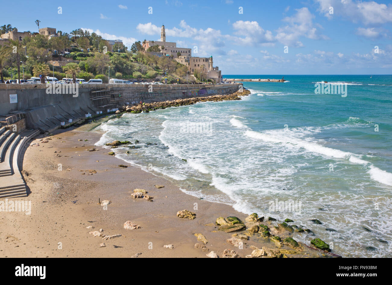 TEL AVIV, ISRAEL - 2. März 2015: Der Uferpromenade und Strand unter alten Jaffa in Tel Aviv Stockfoto
