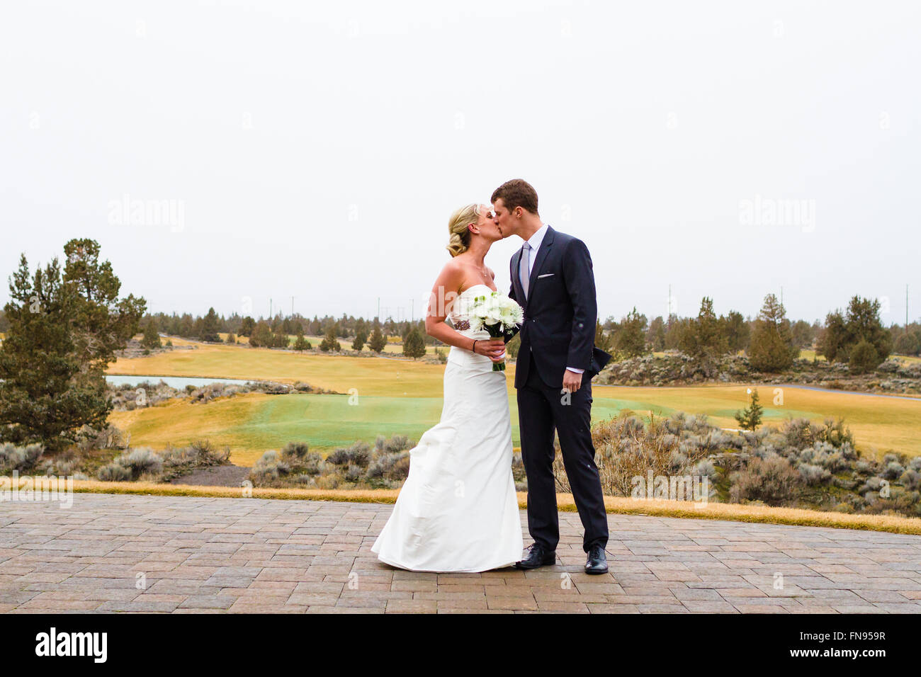 Braut und Bräutigam küssen am Hochzeitstag, Oregon, USA Stockfoto