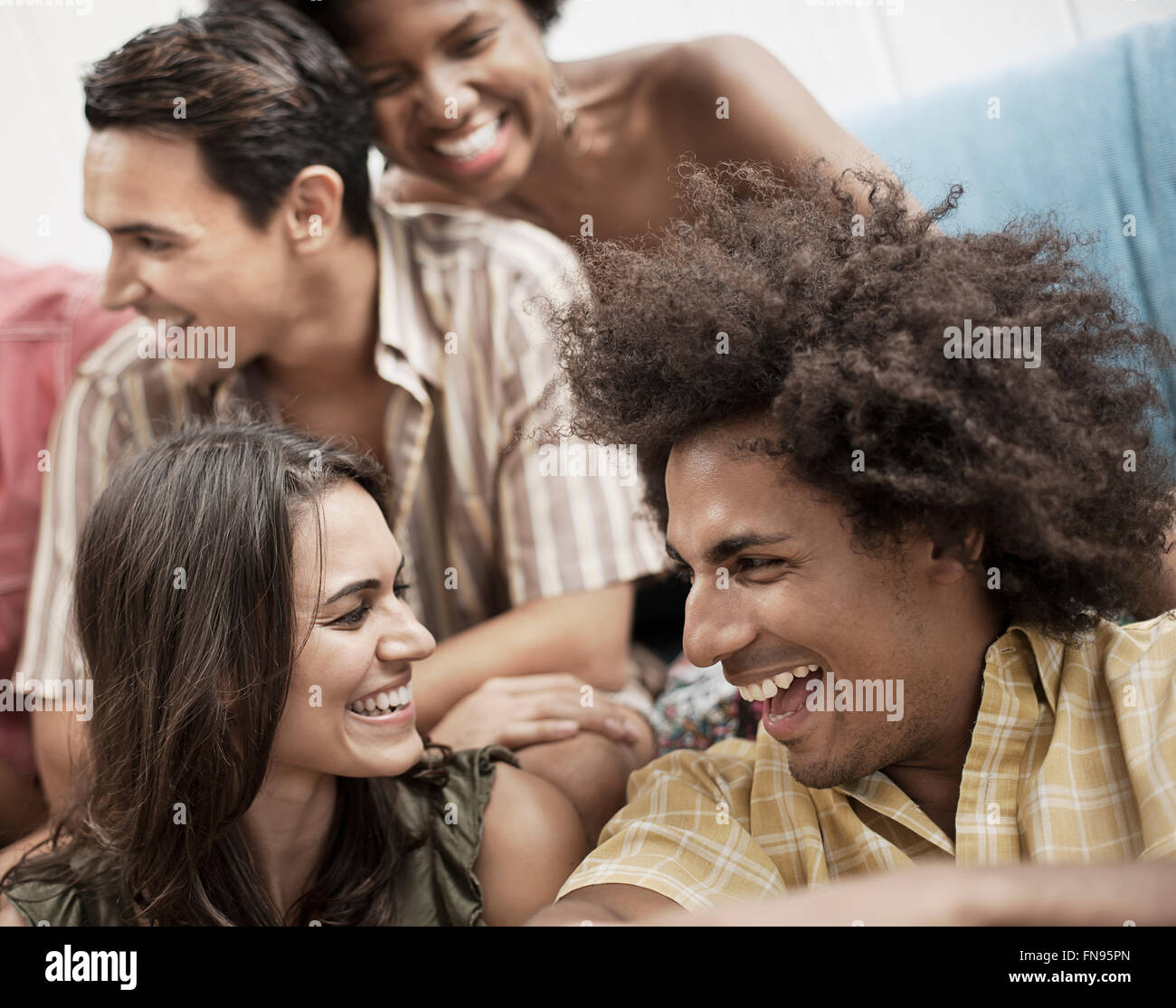 Vier Freunde, zwei Männer und zwei junge Frauen, hängen. Stockfoto