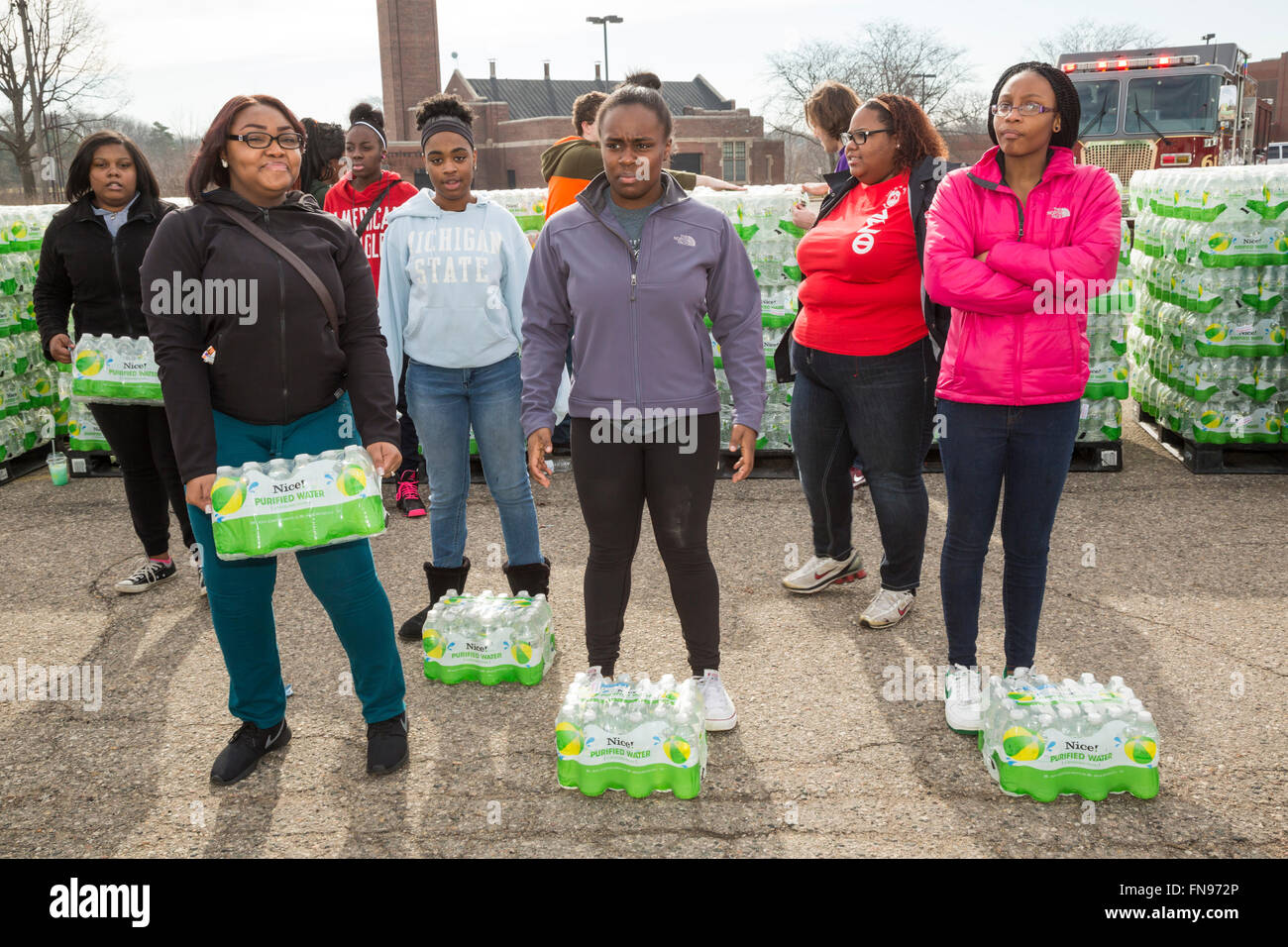 Flint, Michigan - Freiwilligen mit der Delta Sigma Theta Sorority verteilen Mineralwasser für die Bewohner von Feuerstein. Stockfoto