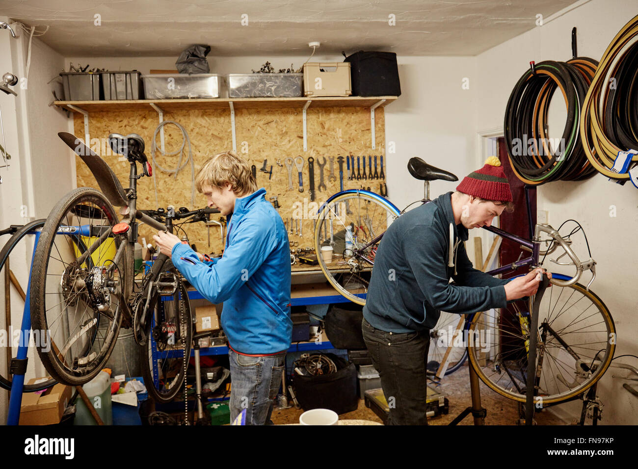 Zwei junge Männer in einem Zyklus-Shop sprechen. Stockfoto
