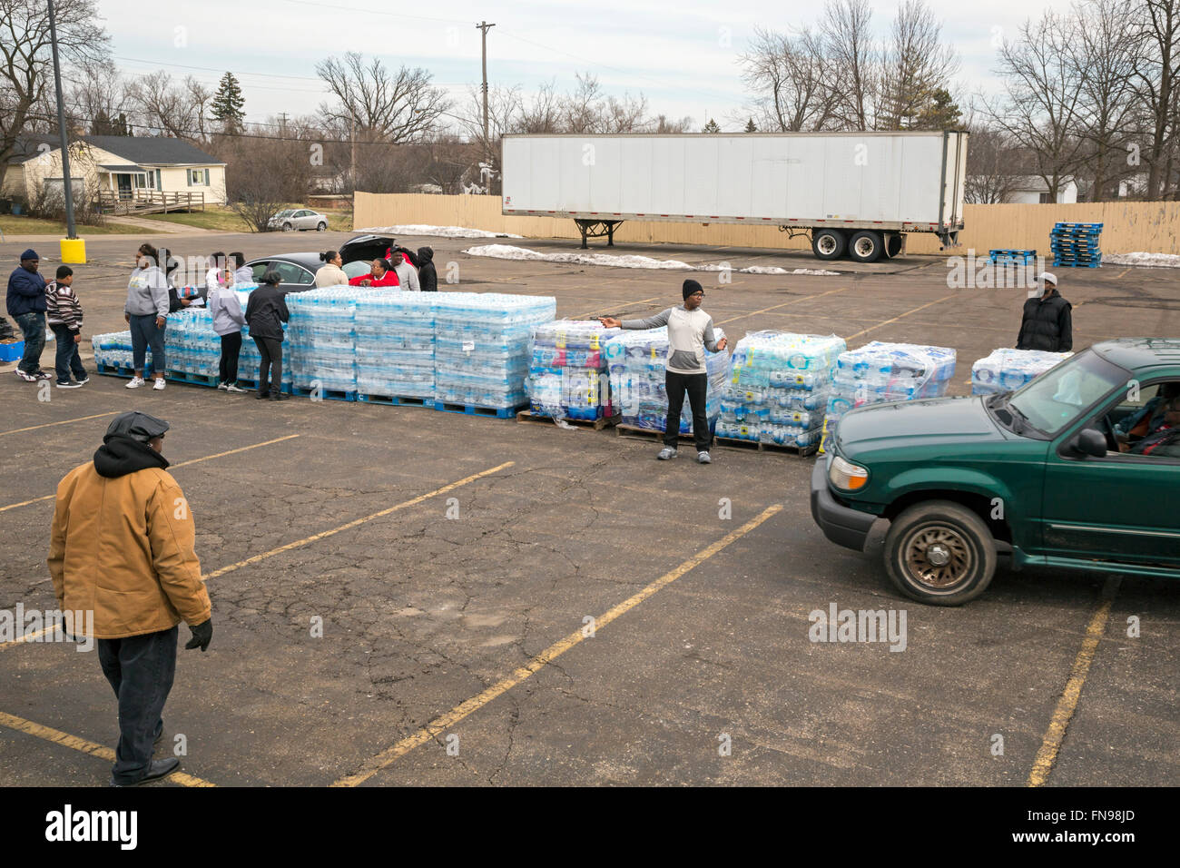 Flint, Michigan - Freiwillige aus Full Gospel Baptistenkirchen in Michigan verteilen Mineralwasser für die Bewohner von Feuerstein. Stockfoto