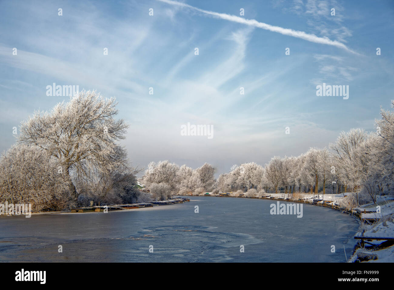 Von Bäumen gesäumten Fluss, Oldersum, Niedersachsen, Deutschland Stockfoto