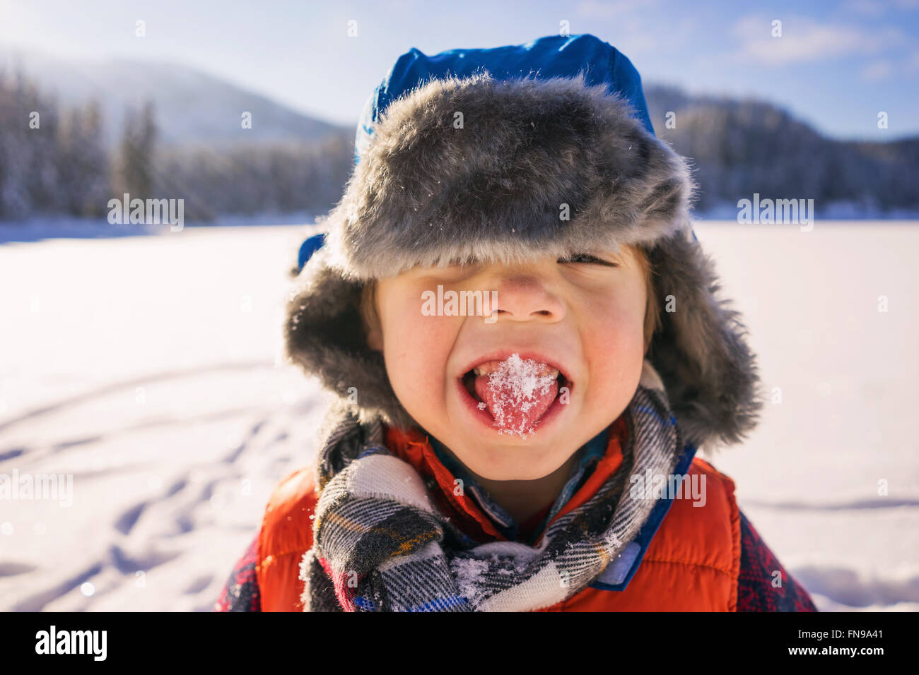 Junge mit Schnee auf der Zunge Stockfoto