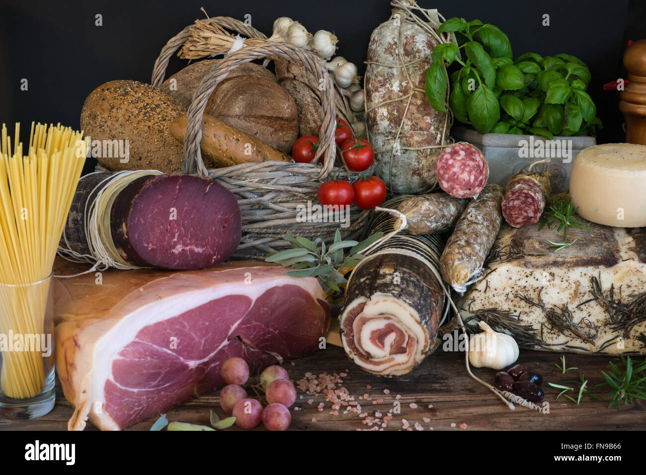Auswahl an italienischen Wurst mit Brot, Nudeln und Käse Stockfoto