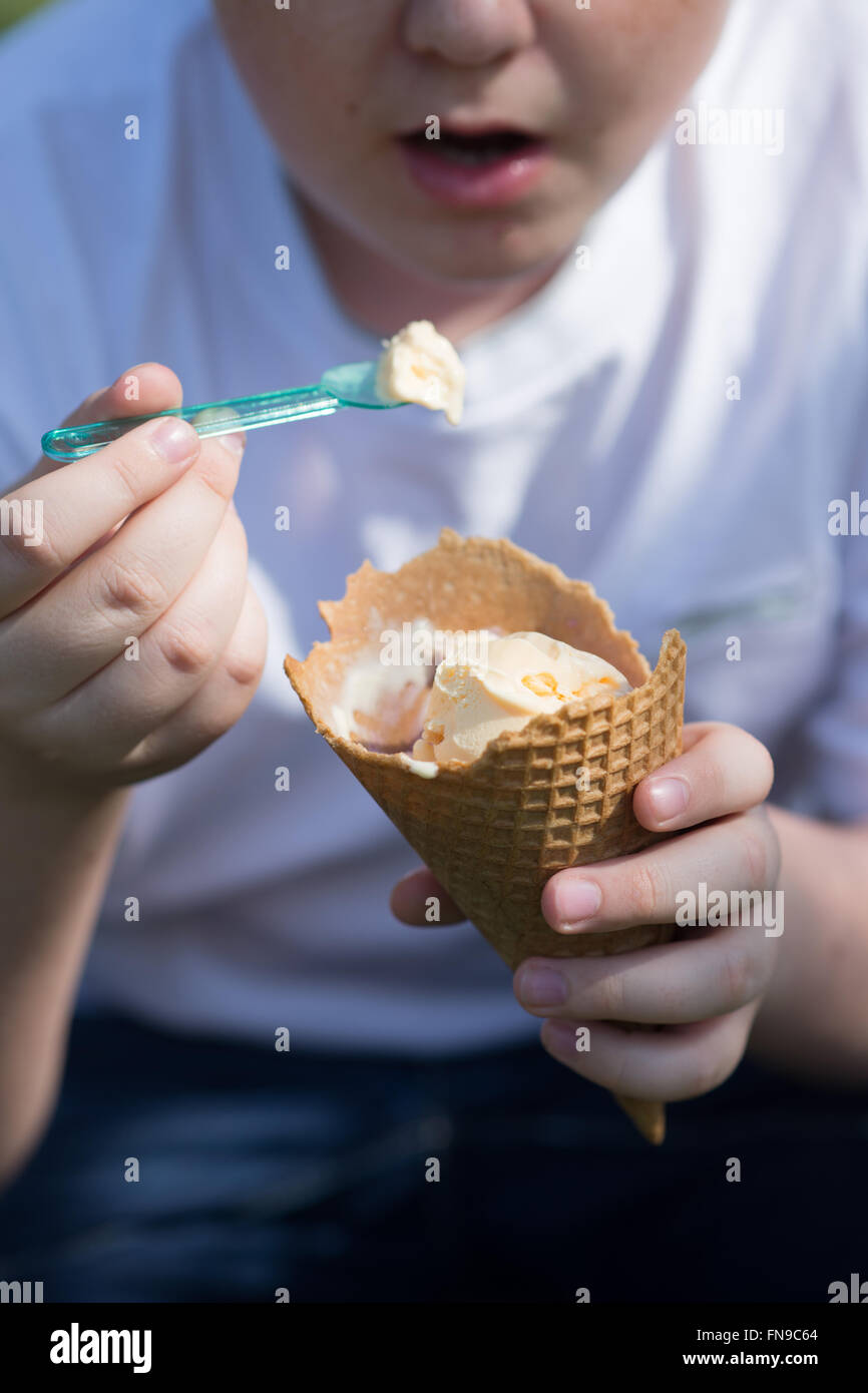 Junge, Eis essen Stockfoto