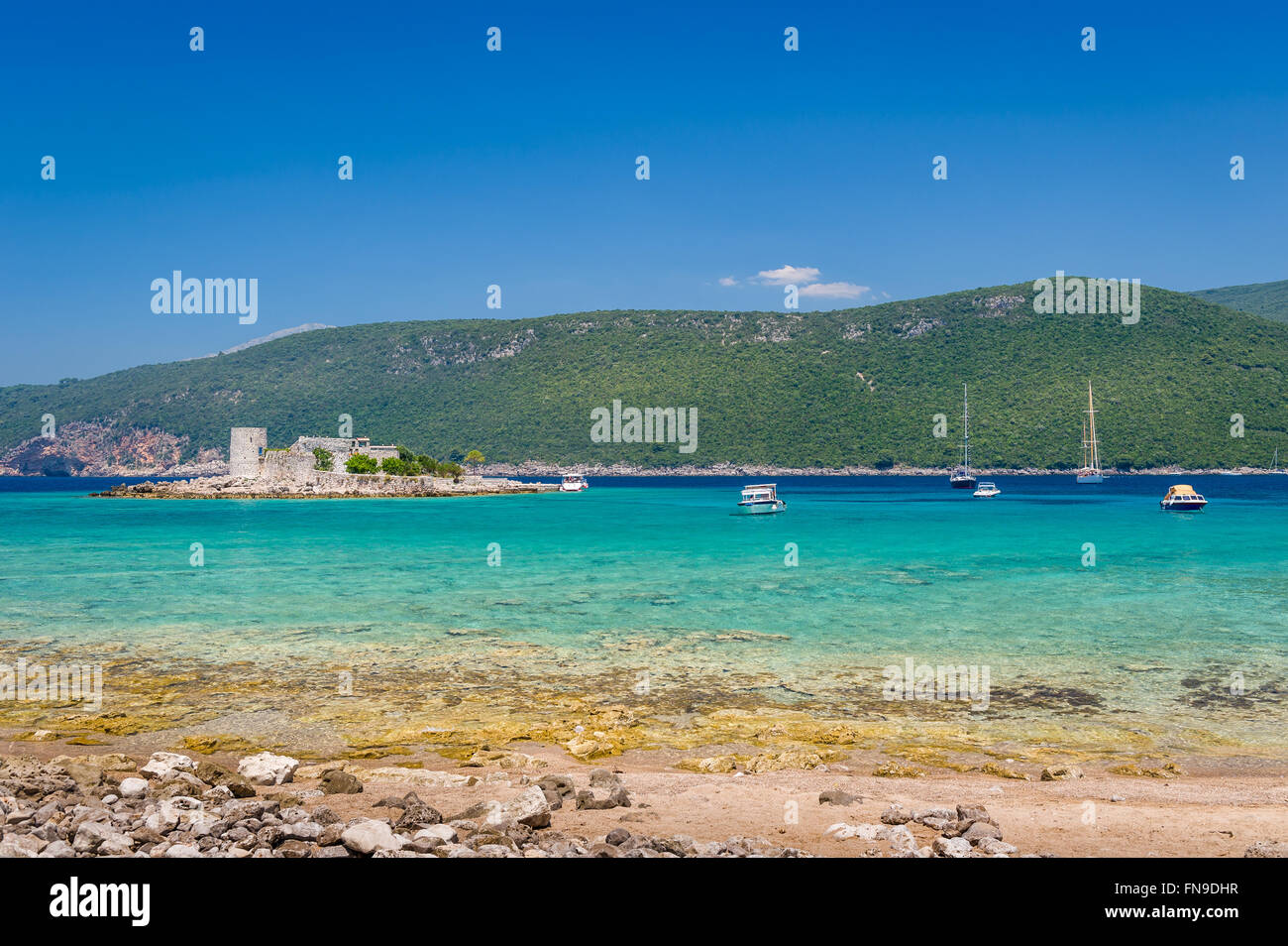 Wunderschöne türkisblaue Bucht, Freizeit Boote und Mirista alte Festung auf der kleinen Insel. Stockfoto