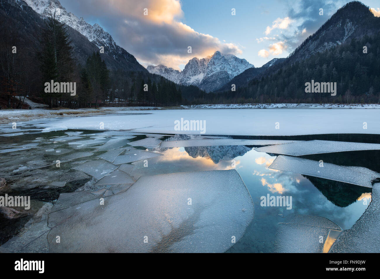 Sonnenuntergang am See Kranjska Gora, Slowenien Stockfoto