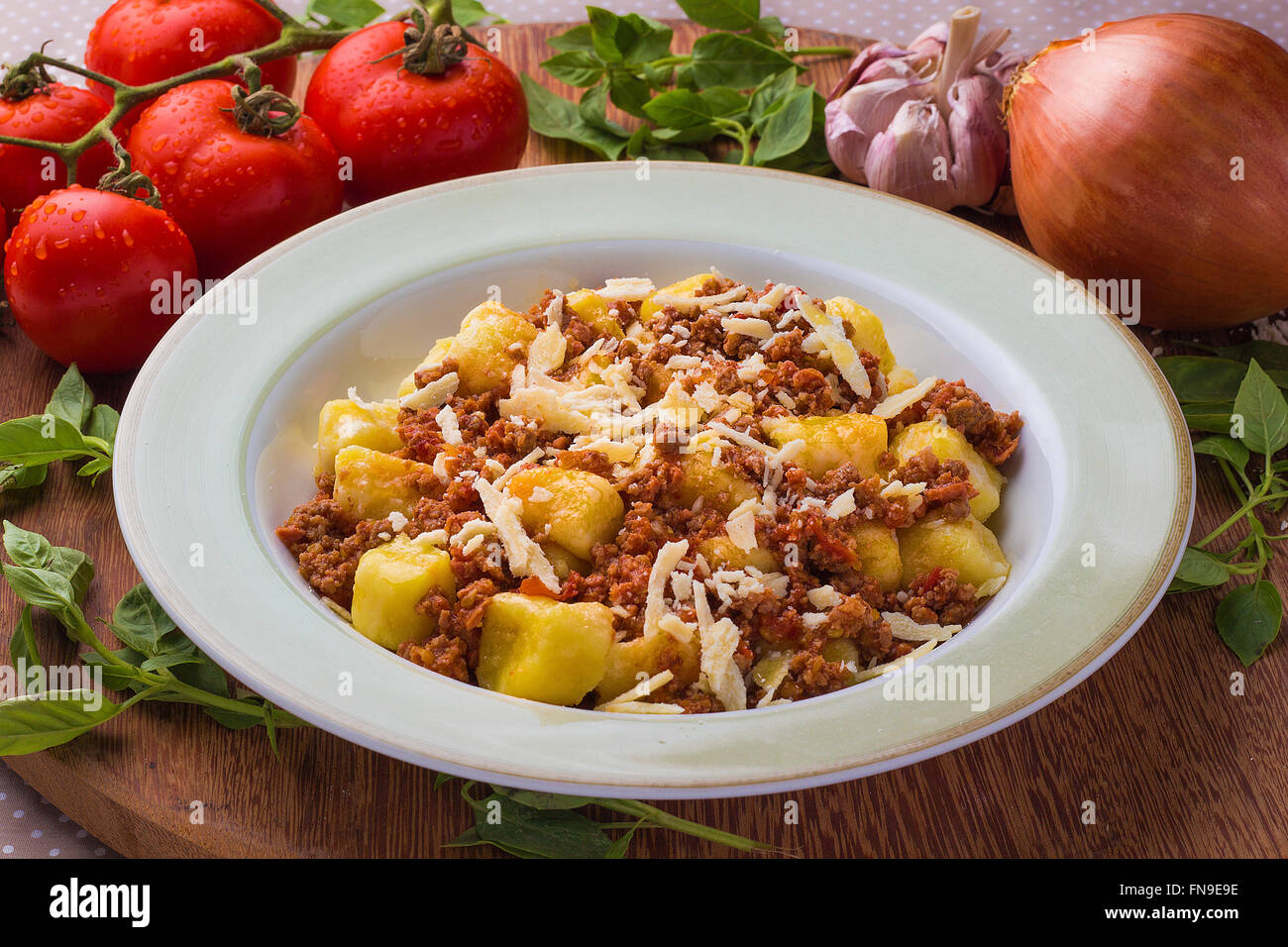 Gnocchi mit Bolognese-Sauce und parmesan Stockfoto