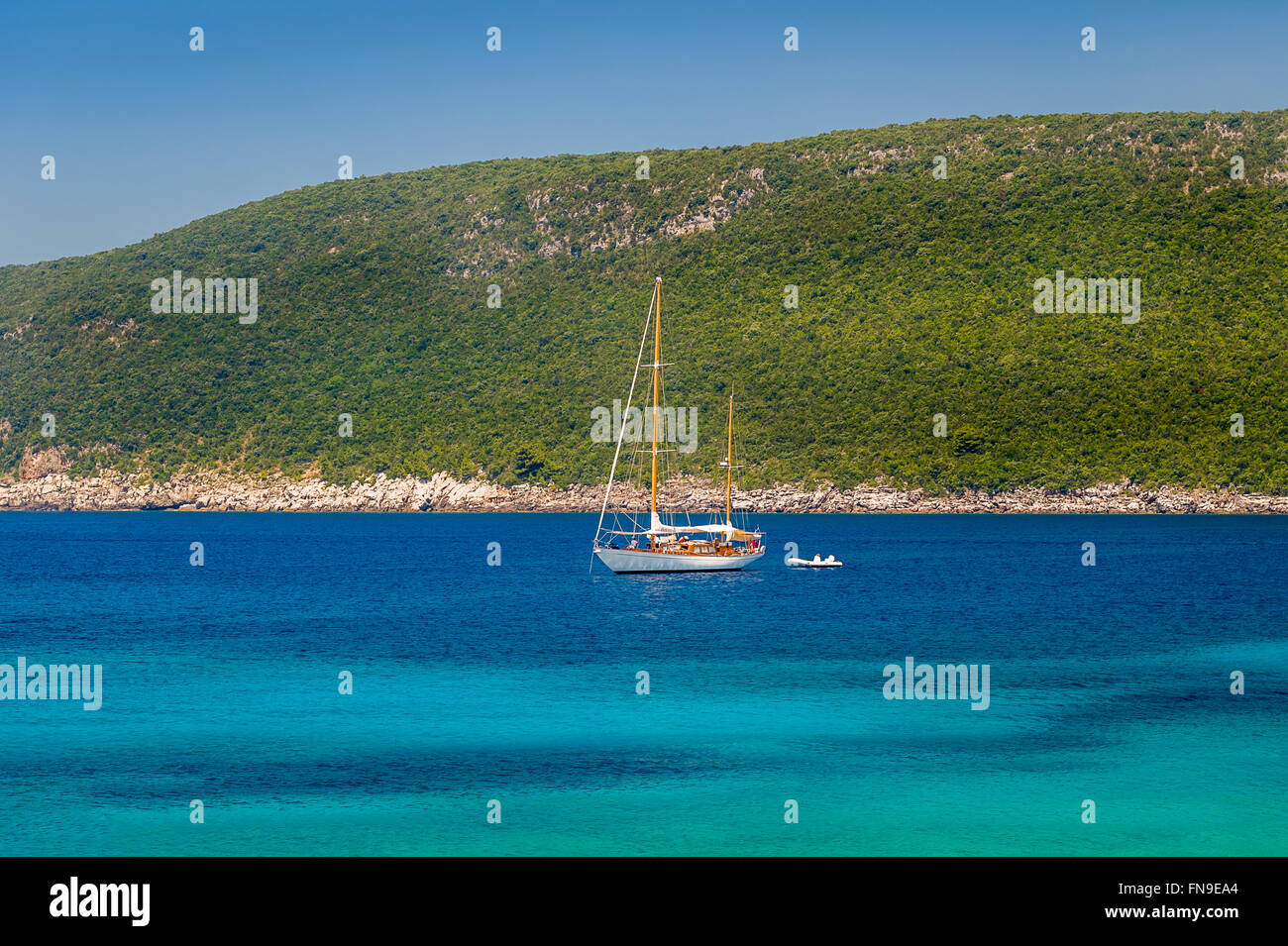 Segelyacht vor Anker in der Bucht von Adria Stockfoto