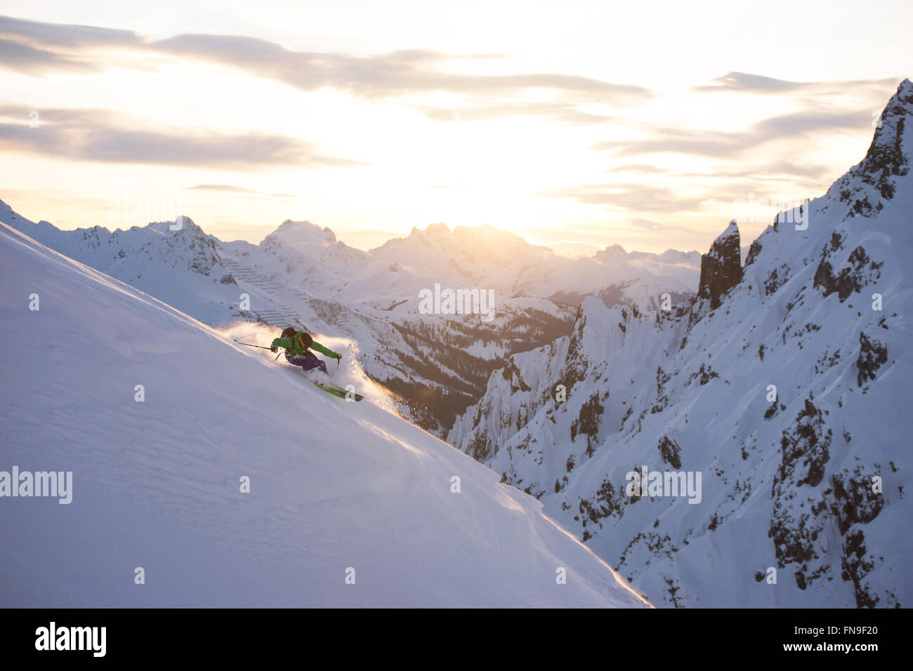 Mann Powder Skifahren am Arlberg der Österreichische Alpen, Österreich Stockfoto