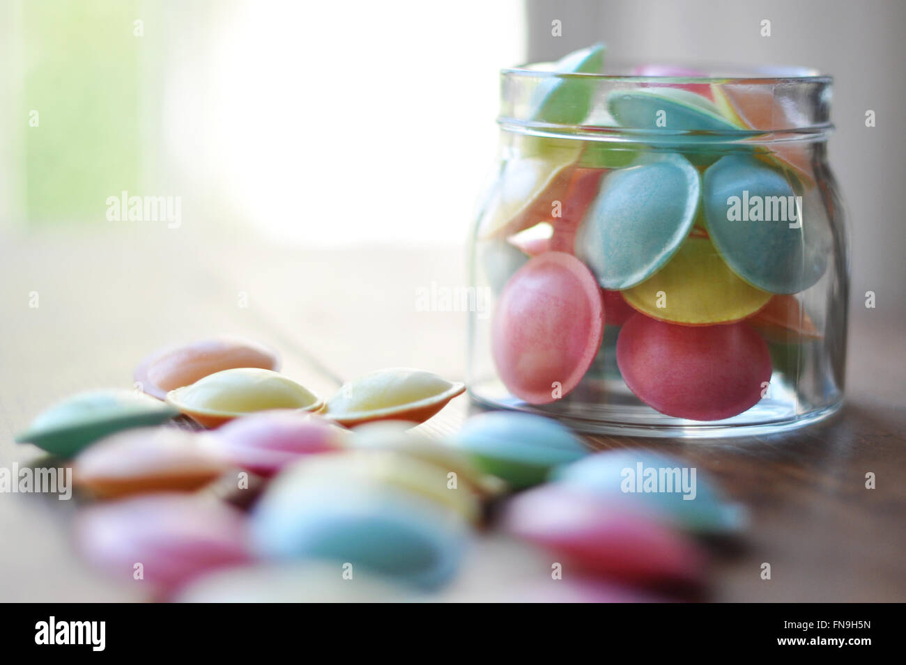 Glas mit Pastell farbigen fliegende Untertasse Süßigkeiten Stockfoto