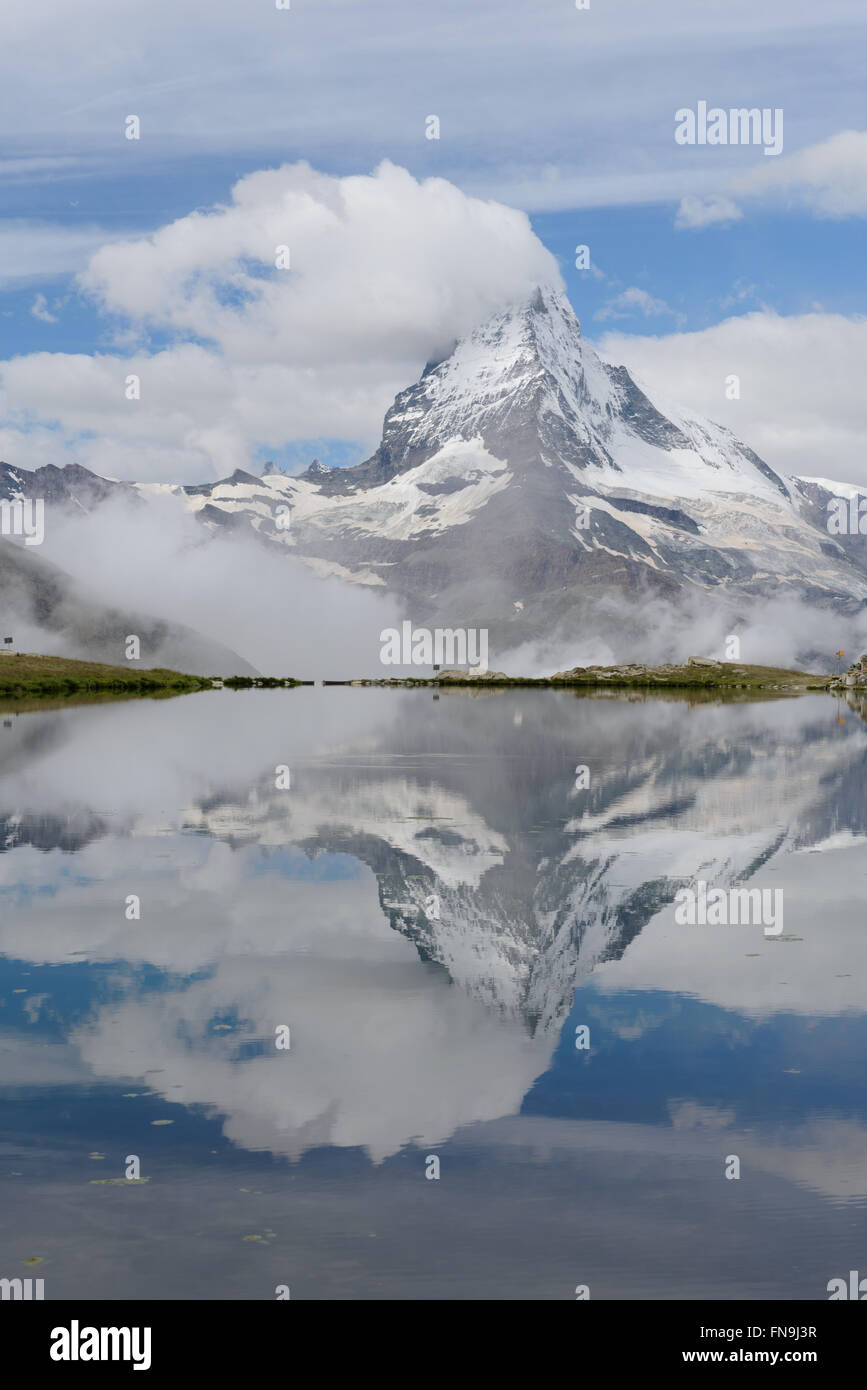 Matterhorn spiegelt sich in Stellisee See, Zermatt, Schweiz Stockfoto