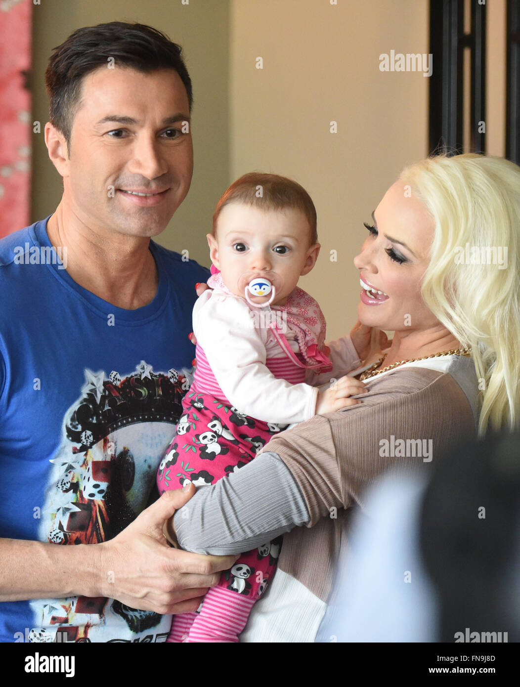 Koln Deutschland 14 Marz 2016 Sanger Lucas Cordalis Tv Host Daniela Katzenberger Und Ihre Tochter Sophia Posiert Auf Einem Foto Shooting Fur Die Reality Show Daniela Katzenberger Mit Lucas Im Hochzeitsfieber In Koln