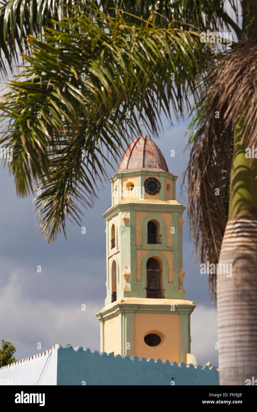 Bell Tower der Iglesia y Convento de San Francisco eingerahmt Palme auf Trinidad, Kuba Stockfoto