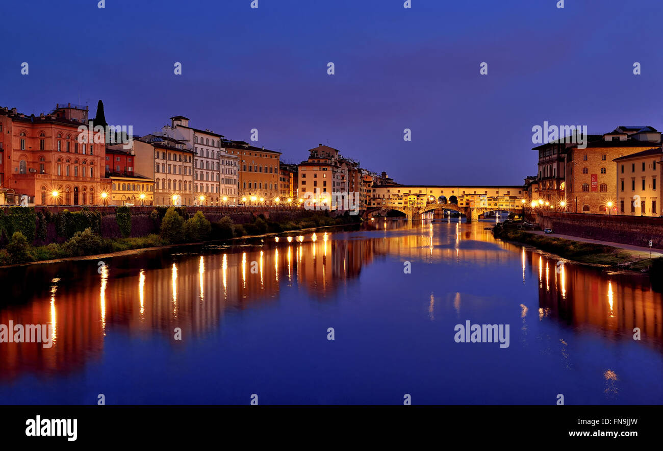 Ponte Vecchio Brücke bei Nacht, Toskana, Florenz, Italien Stockfoto