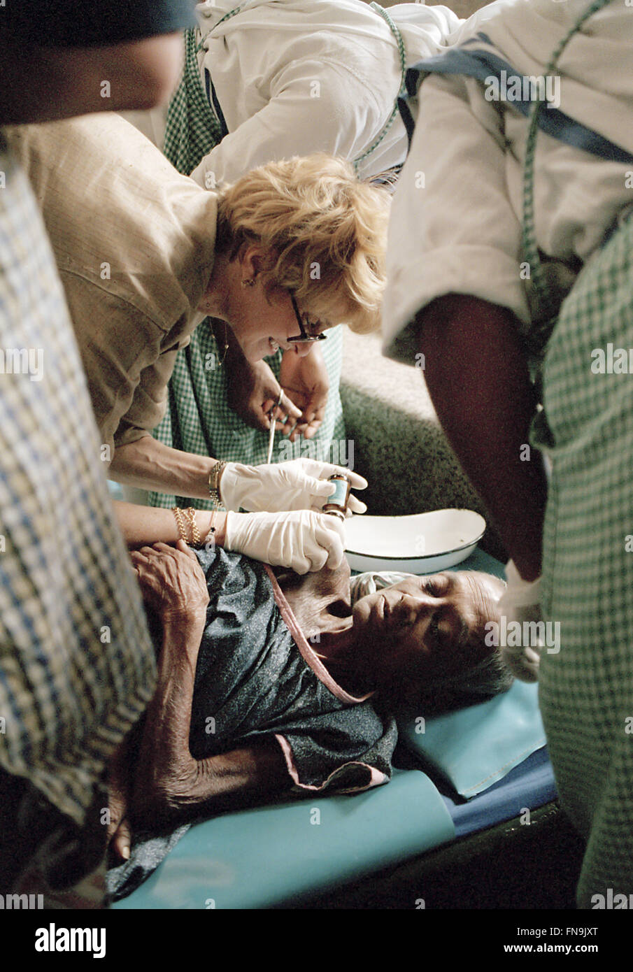 Mutter Teresa Freiwilligen unterstützt sterbenden Patienten im Hospiz zu Hause in Kolkata, Indien Stockfoto