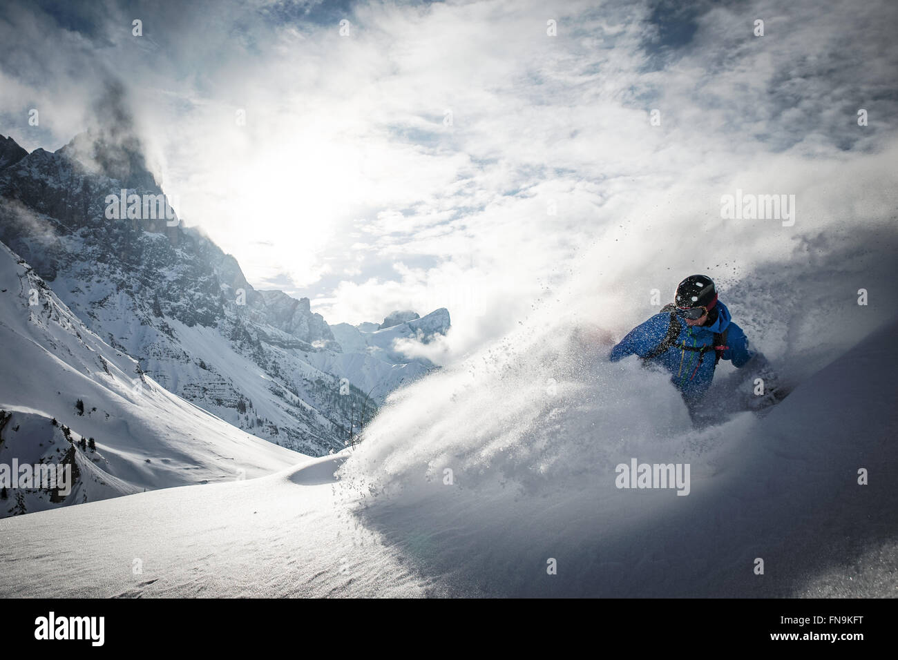 Mann-Powder-Skiing in Dolomiten, Italien Stockfoto