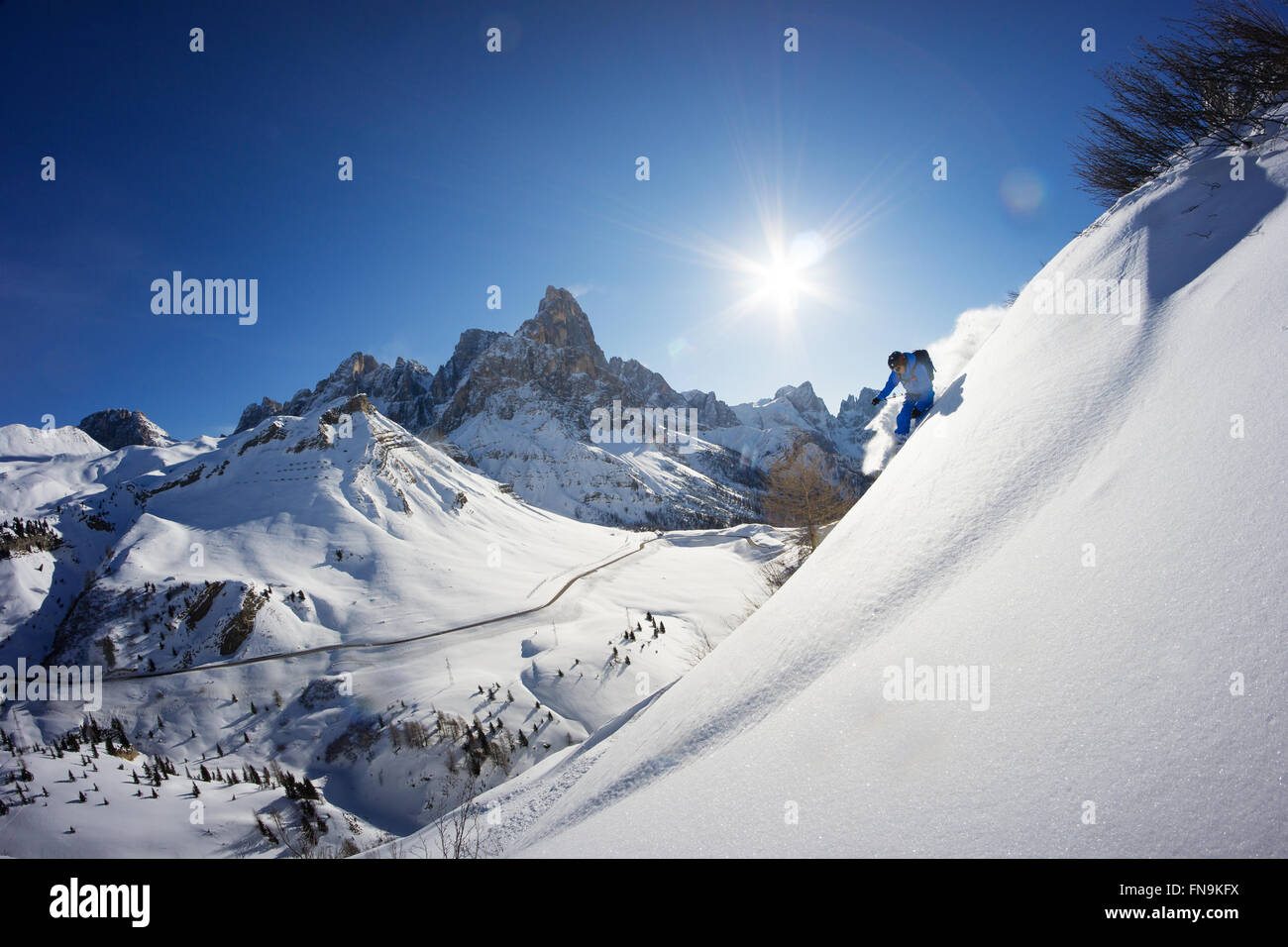 Mann-Powder-Skiing in Dolomiten, Italien Stockfoto